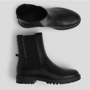 NWT & NIB GAP CHELSEA BOOT, 7